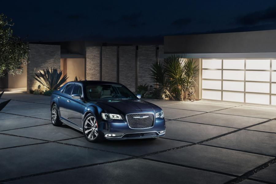  Chrysler 300C Platinum 2015 года  (фото 35 из 47)